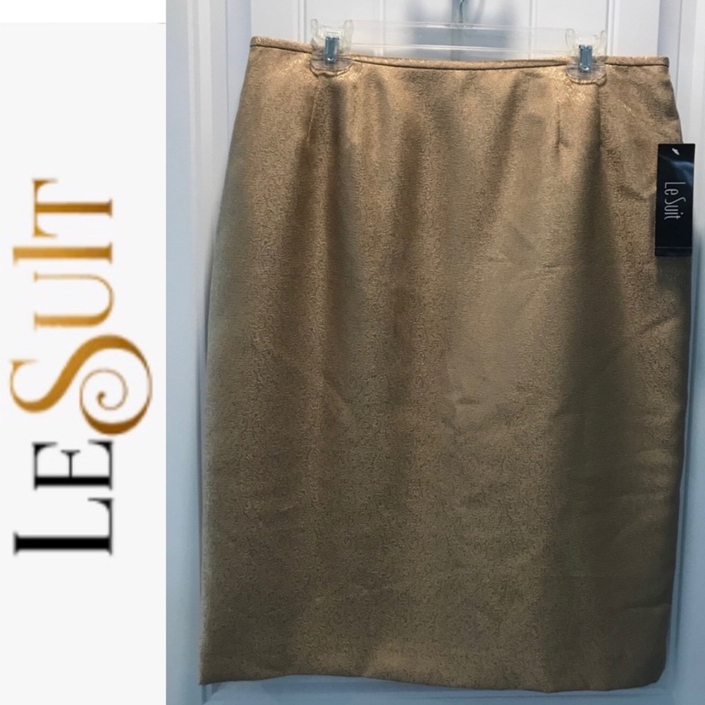 Le‎ Suit Lightweight Gold Skirt. Size 14. NWT.